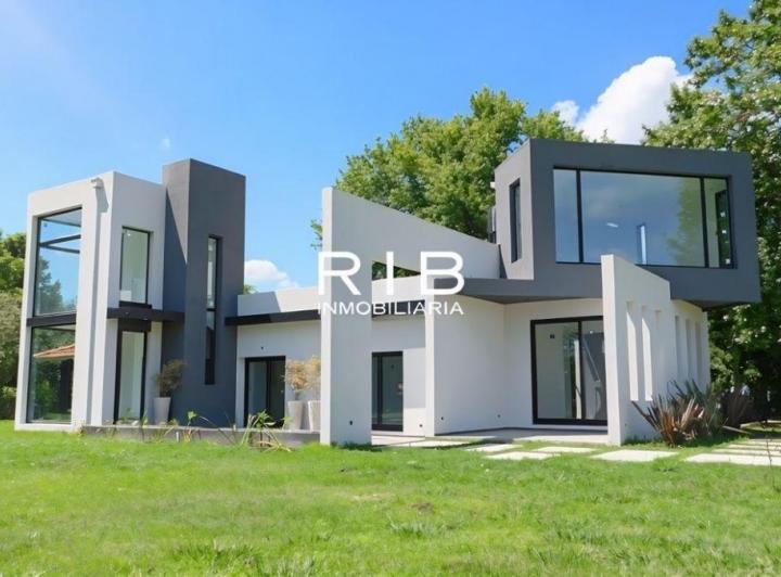 Casa · 189m² · 4 Ambientes · 4 Cocheras
