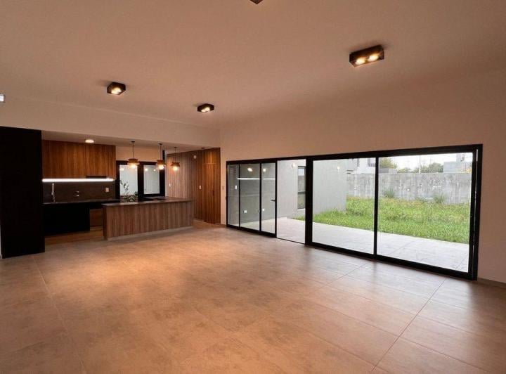 Casa · 200m² · 4 Ambientes · 2 Cocheras