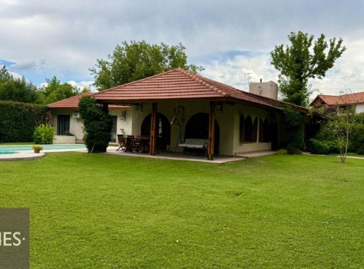 Casa · 300m² · 6 Ambientes · 2 Cocheras