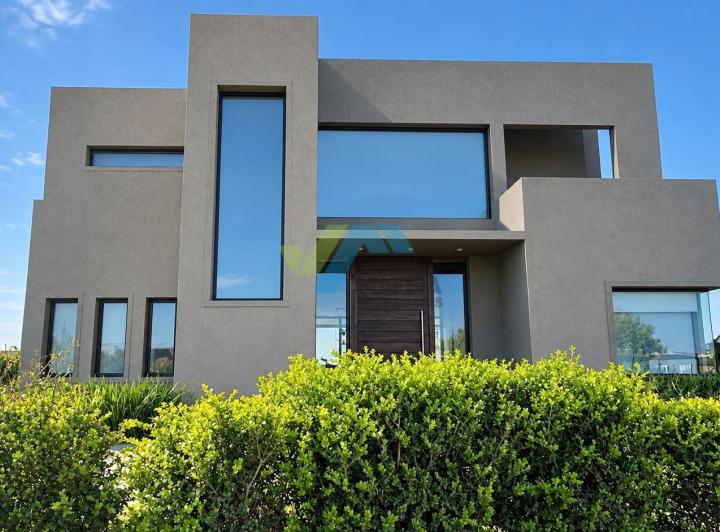 Casa · 250m² · 5 Ambientes · 4 Cocheras