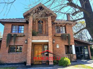 Casa · 169m² · 5 Ambientes · 8 Cocheras · Casa en Venta en Banco Provincia Construida Sobre Dos Lotes Unificados