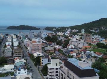 Departamento · 80m² · 3 Ambientes · 1 Cochera · Excelente Departamento a Dos Cuadras del Mar, en Bombinhas, Santa Catarina, Brasil.