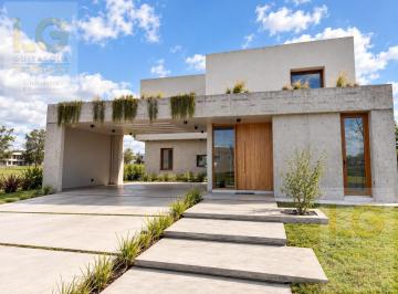 Casa · 218m² · 5 Ambientes · 2 Cocheras · Casa en Venta en Puerto Nizuc