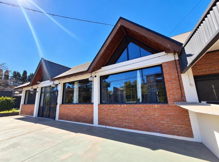 Local comercial · 896m² · 4 Ambientes · 50 Cocheras