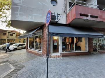 Local comercial · 37m² · Local a La Calle con Todo Vidriera en Esquina en Acuña de Figueroa Al 1000 - Impecable