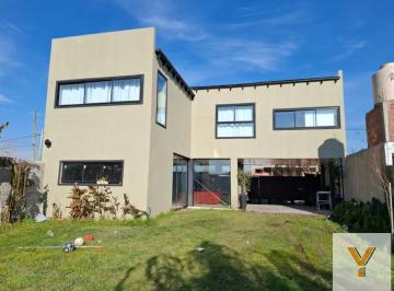 Casa · 210m² · 6 Ambientes · Casa en Venta - 4 Dorm. 4 Baños - Los Hornos