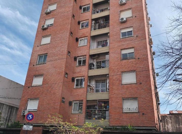 3 Ambientes en Edificio Torre con Cochera Fija