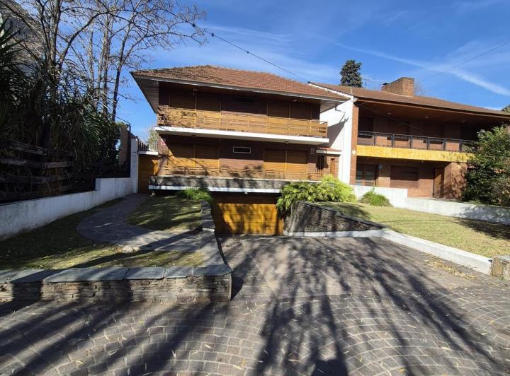 Casa · 250m² · 5 Ambientes · 2 Cocheras