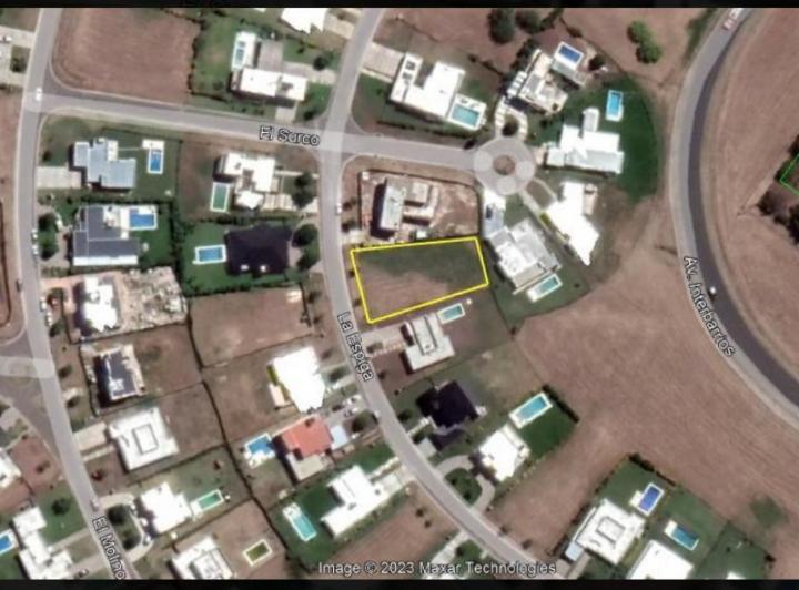 Terreno · 894m²