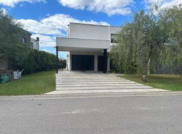 Casa · 300m² · 3 Dormitorios · 1 Cochera · Casa en Alq. Temporario en Lagos del Norte, Don Torcuato, Tigre