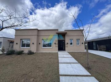 Casa · 154m² · 4 Ambientes · 1 Cochera · Casa con Pileta - Pilar del Este