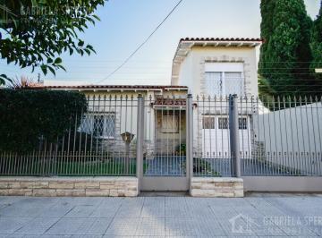 Casa · 233m² · 5 Ambientes · 2 Cocheras · Chalet 5 Ambientes Venta Lomas de Zamora