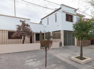 Casa · 127m² · 4 Ambientes · 2 Cocheras · Casa en Venta La Plata 3 Dorm.