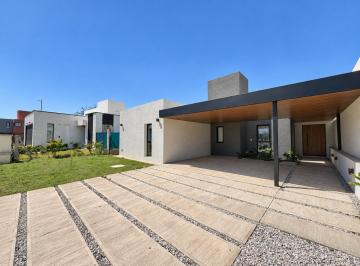 Casa de 4 ambientes, Córdoba · Venta Casa de Diseño 3 Dorm. 3 Baños - Siete Soles - Entrega 80% Financiación 20%