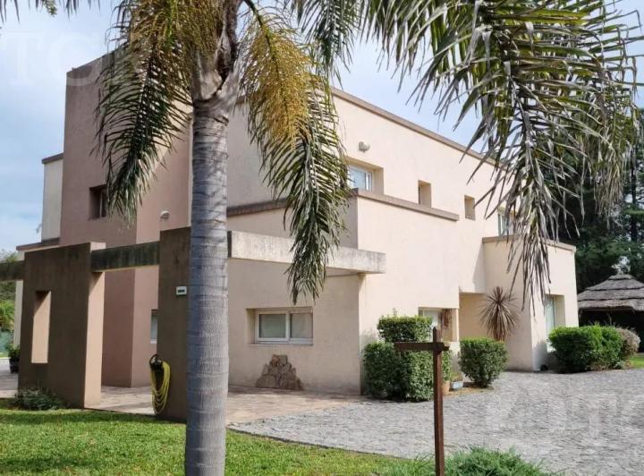 Casa · 1460m² · 6 Ambientes · 7 Cocheras