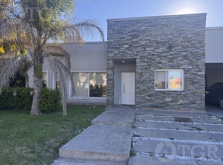 Casa · 800m² · 4 Ambientes · 2 Cocheras