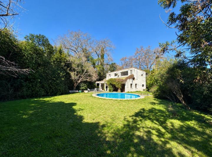 Casa · 220m² · 5 Ambientes · 3 Cocheras