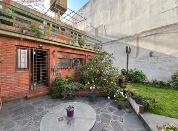 Casa · 196m² · 3 Ambientes · 1 Cochera · Villa Urquiza – Casa de 2 Plantas con Lote Propio, Jardín y Quincho