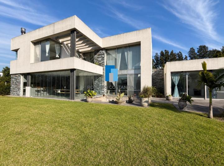 Casa · 450m² · 7 Ambientes · 2 Cocheras