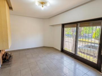 PH · 130m² · 4 Ambientes · 1 Cochera · Casa PH Venta de 4 Ambientes con Patio en Castelar Norte