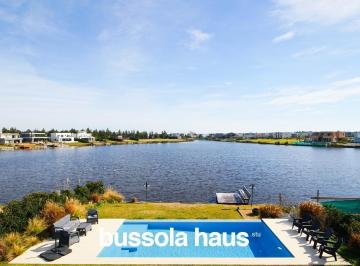 Casa · 184m² · 4 Dormitorios · 2 Cocheras · Casa en Venta a La Laguna en Naudir