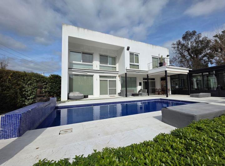 Casa · 299m² · 6 Ambientes · 6 Cocheras