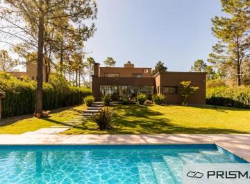 Casa de 8 ambientes, Villa Allende · Casa - 4 Dorm. - Villa Allende