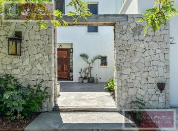 Casa · 230m² · 6 Ambientes · 2 Cocheras · Muy Linda Casa en El Barrio El Encuentro Enero 2024