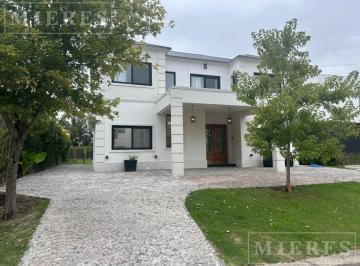 Casa · 255m² · 6 Ambientes · 3 Cocheras · Casa en Alquiler Anual Amoblado en Las Tipas, Nordelta.