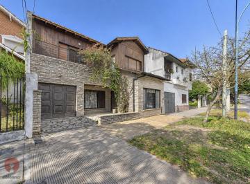 Casa · 233m² · 4 Ambientes · Oportunidad en Vicente Lopez Casa en Venta 4 Ambientes con Dependencia, Jardín y Pileta a Reciclar