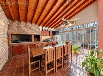 Casa · 202m² · 5 Ambientes · 1 Cochera · Casa 5 Ambientes con Quincho y Parrilla en Liniers de 8,66 X 27