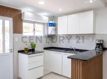 Casa · 125m² · 7 Ambientes · 1 Cochera · Casa Céntrica + Departamento Independiente Ambas a Estrenar. Venado Tuerto