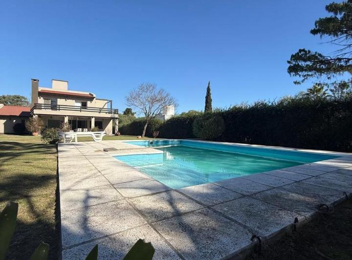 Casa · 300m² · 5 Ambientes · 2 Cocheras