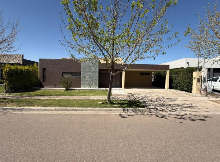 Casa · 480m² · 3 Ambientes · 2 Cocheras