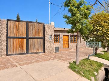 Casa · 370m² · 6 Ambientes · 4 Cocheras · Casa + Galpón + Depto