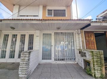 Local comercial · 60m² · 2 Dormitorios · Local Al Frente con Patio, en Dos Plantas 60 m² - Parque Luro