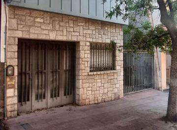 Frente sobre calle Perú con portón de cochera · Casa de 251 m² Ideal Oficinas o Consultorios en Nueva Córdoba, Calle Perú