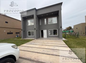 Casa · 177m² · 4 Ambientes · 4 Cocheras · Casa 4 Ambientes en Alvarez del Bosque