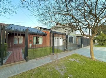 Casa · 216m² · 5 Ambientes · 4 Cocheras · Casa en Caisamar