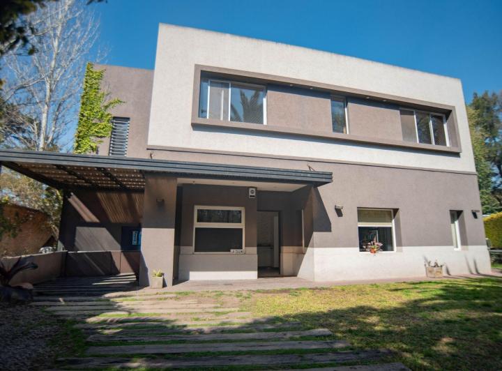 Casa · 220m² · 4 Ambientes · 3 Cocheras