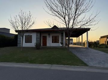 Casa · 150m² · 4 Ambientes · 3 Cocheras · Alquiler Casa 4 Ambientes con Pileta en San Sebastian Pilar