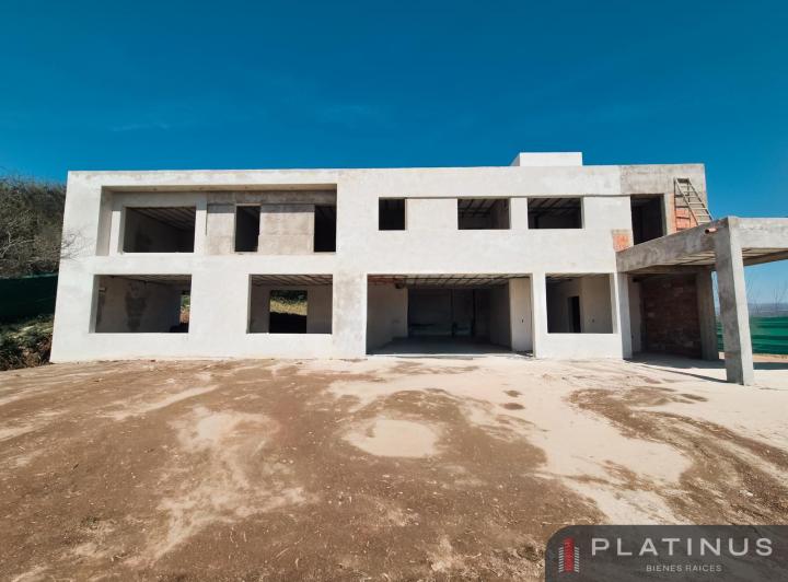Casa · 410m² · 6 Ambientes · 3 Cocheras