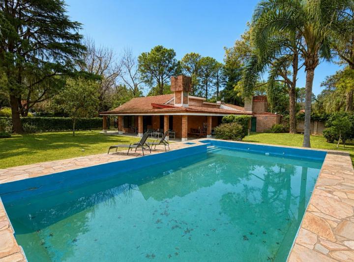 Casa · 220m² · 4 Ambientes · 1 Cochera