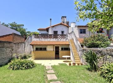 Casa · 149m² · 4 Ambientes · 2 Cocheras · Casa en 2 Plantas con Gran Jardin - en Venta