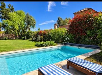 Casa · 232m² · 6 Ambientes · 3 Cocheras · Casa Venta Martindale C. C