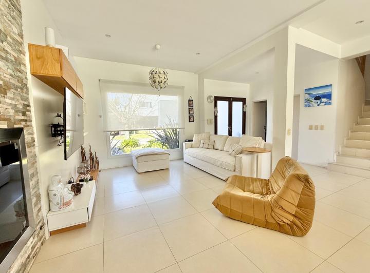 Casa · 180m² · 5 Ambientes