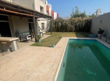 Casa · 270m² · 5 Ambientes · 2 Cocheras · Apto Crédito - 4 Dorm. - Bº Poeta Lugones - Pileta