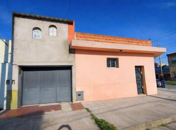 Casa · 240m² · 5 Ambientes · 1 Cochera · Venta Casa con Galpon Garaje Loft en Casanova