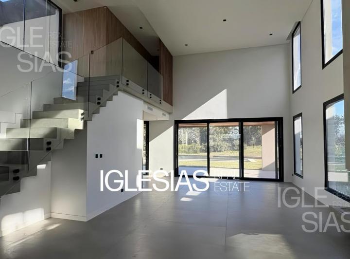 Casa · 841m² · 6 Ambientes · 2 Cocheras