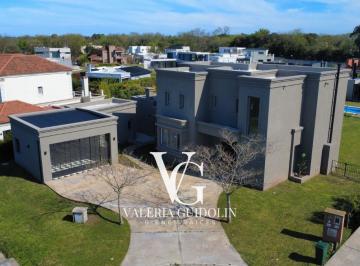Casa · 800m² · 5 Ambientes · 2 Cocheras · Casa a Estrenar en San Matias